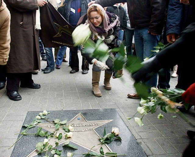 Po odsłonięciu gwiazdy scenografa Andrzeja Przedworskiego jego nazwisko pokryły kwiaty