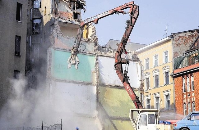 Właśnie trwa rozbiórka "żelazka" przy ulicy Ogrodowej 19. Jego stan techniczny pogorszył się po zawaleniu się jednej ze ścian kamienicy przy ulicy Krysiewicza 3