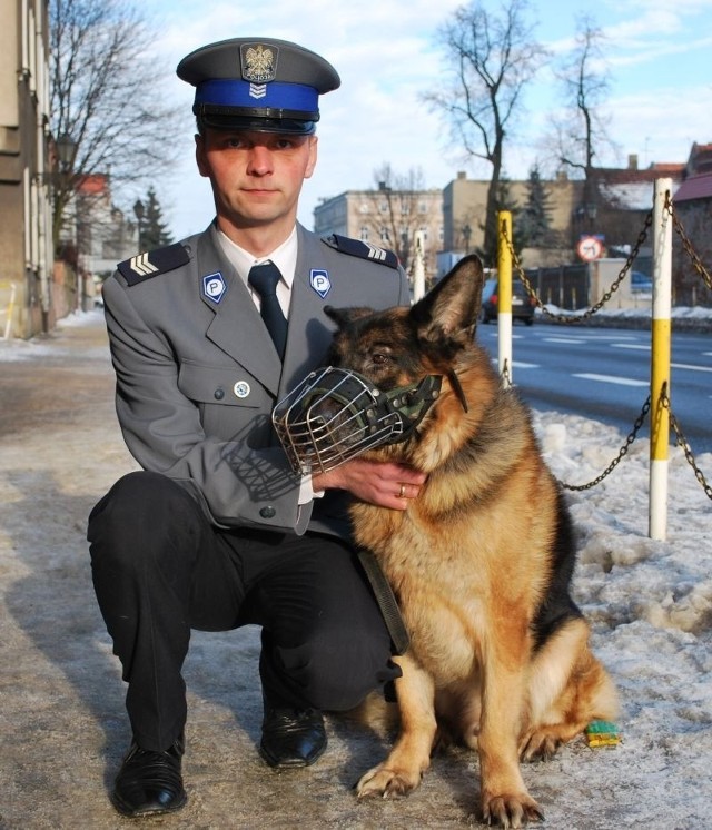 Dwaj profesjonaliści z Gostynia - sierżant sztabowy Łukasz Stężycki i jego partner, pies Kiler