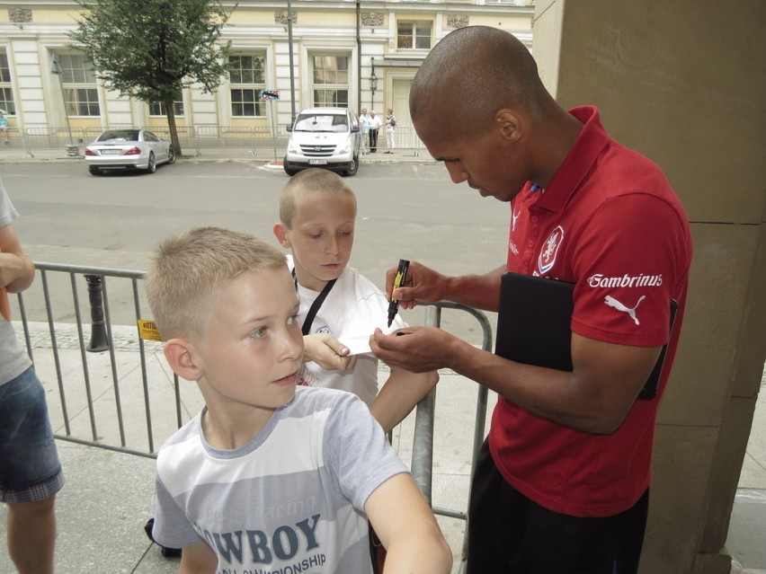 Wrocław: Czescy piłkarze rozdawali autografy przed hotelem (ZDJĘCIA)