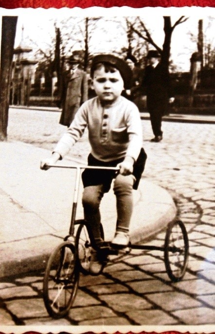 Mały Zygmuś na rowerku na ul. Francuskiej w Katowicach