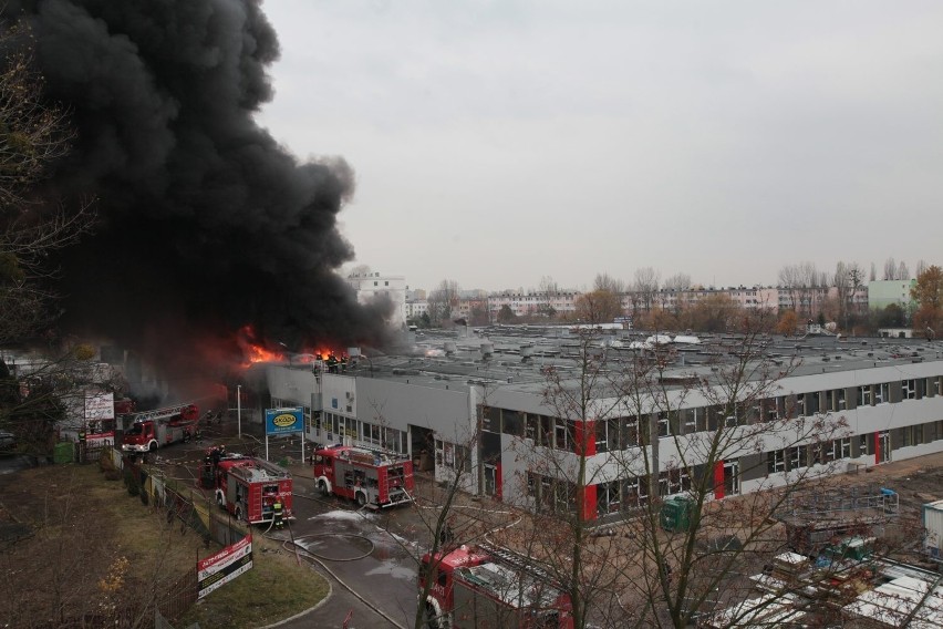 Do groźnego pożaru hali Polmozbytu na Przybyszewskiego...