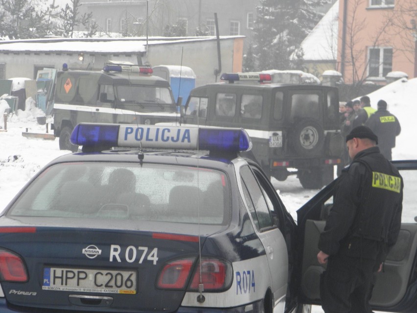 Saperzy usuwają niewybuchy sprzed szkoły w Częstochowie