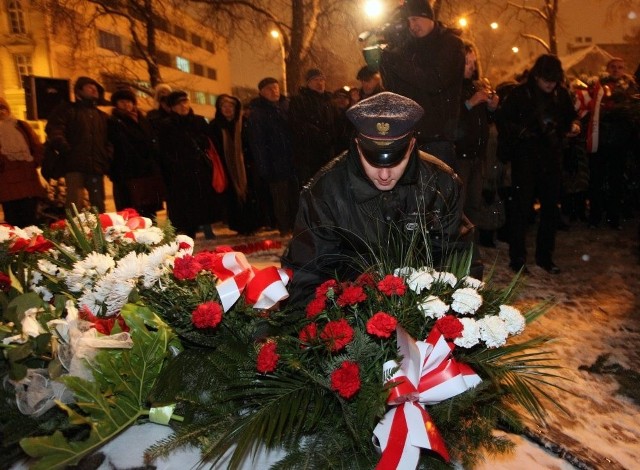 Pod Krzyżem Pamięci Ofiar Stanu Wojennego i Walki o Godność Człowieka przed Kościołem Podwyższenia św. Krzyża złożono kwiaty i zapalono znicze.
