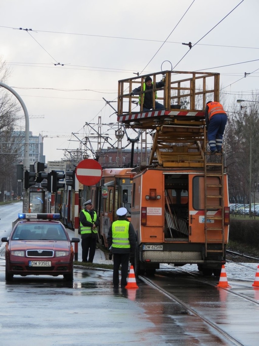 Wrocław: Zerwana trakcja, tramwaje nie dojeżdżały na pętlę przy ul. Ślężnej (ZDJĘCIA)