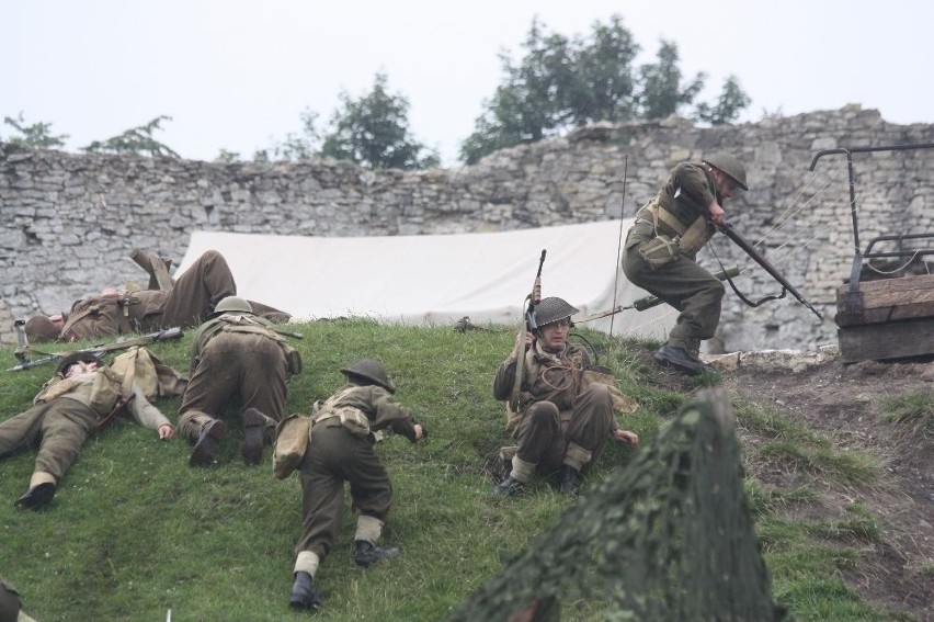 Zamek Ogrodzieniecki w Podzamczu przyciągnął fanów militariów [ZDJĘCIA i VIDEO]