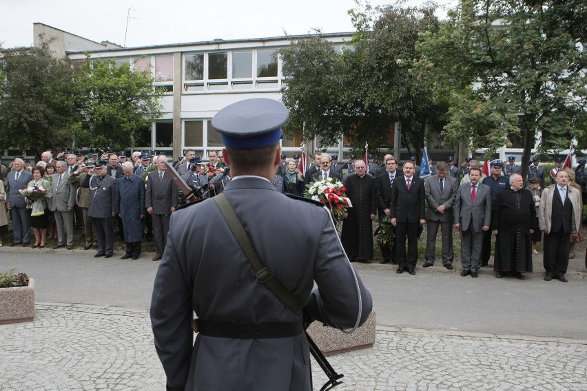 Poznań: Złożono hołd pomordowanym policjantom [GALERIA ZDJĘĆ, FILM]