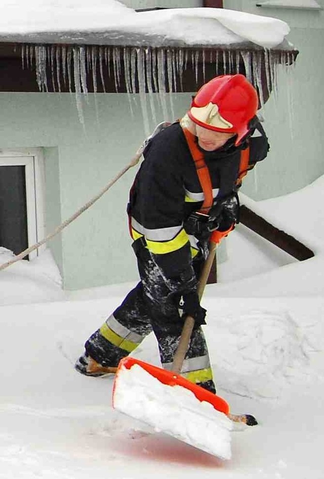 Z soplami i śniegiem walczą strażacy z Kościerzyny