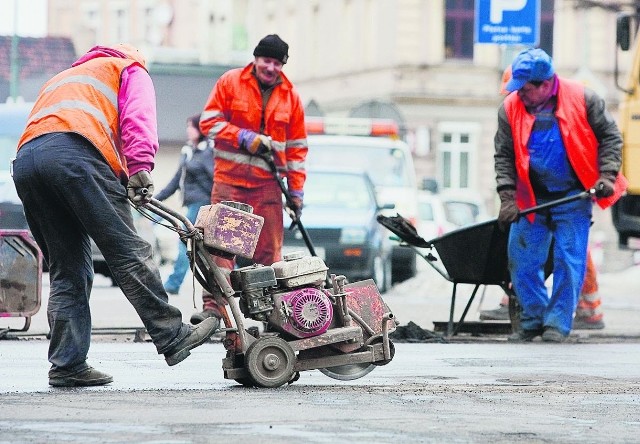 Po zimie w regionie zalepiane są dziury. Ale wiele dróg wymaga generalnego remontu