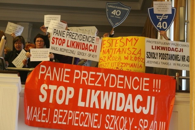 Obradującym radnym towarzyszą protestujący nauczyciele i uczniowie.