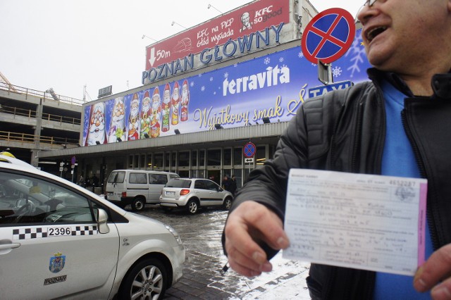 Taksówkarz Eugeniusz Grzegorzewicz wysadzał klientów przed wejściem do Dworca Głównego. Został za to ukarany 100 zł mandatem