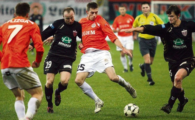 Bytomianie (czarne stroje) są pierwszym zespołem, który przegrał na stadionie w Lubinie