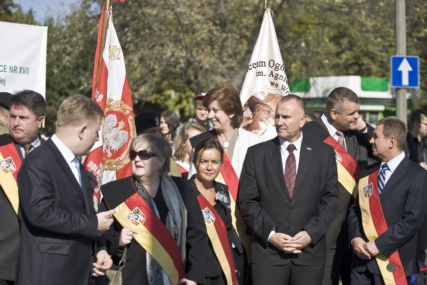 Kombatanci i kibice na otwarciu Ronda Żołnierzy Wyklętych (ZDJĘCIA)