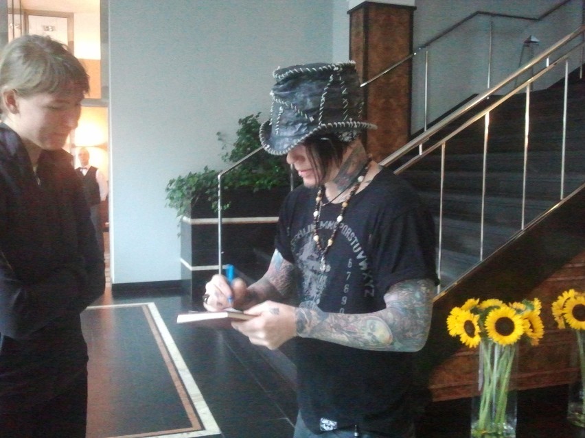 DJ Ashba, gitarzysta Guns N' Roses, rozdaje autografy