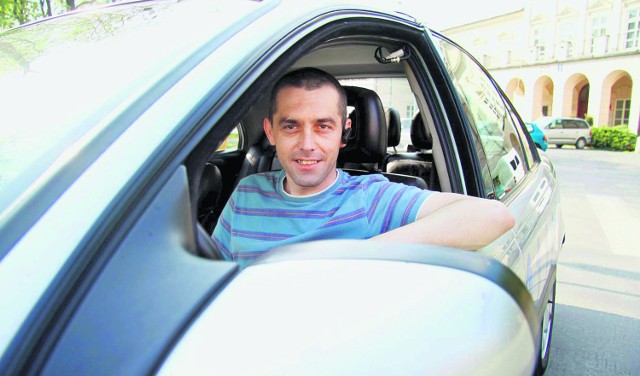 Taksówkarz Marek Woźniak przyznaje, że klientów w tym tygodniu jest zdecydowanie mniej