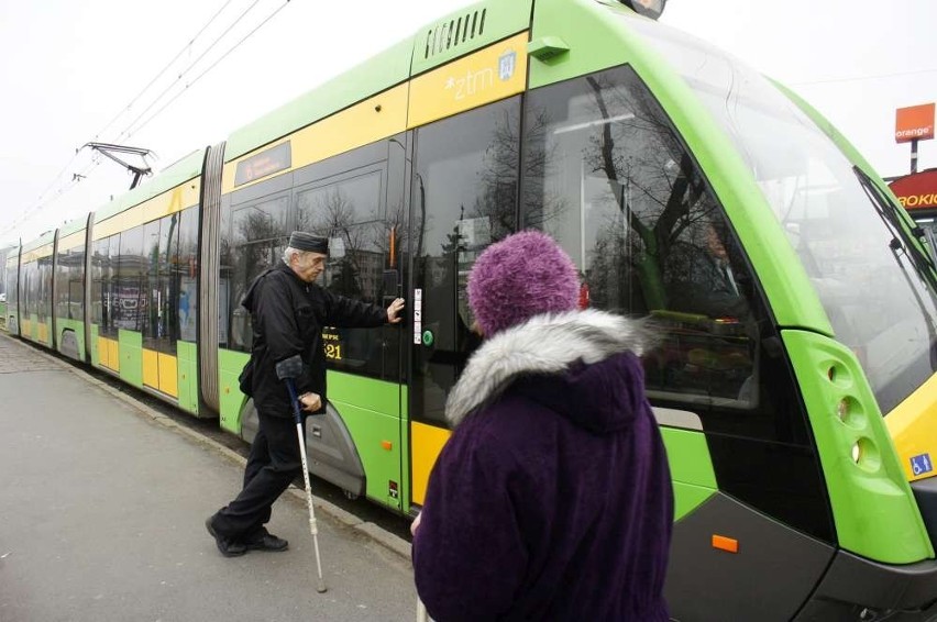 Pan Jerzy musi się trzymać tramwaju lub latarni. W...