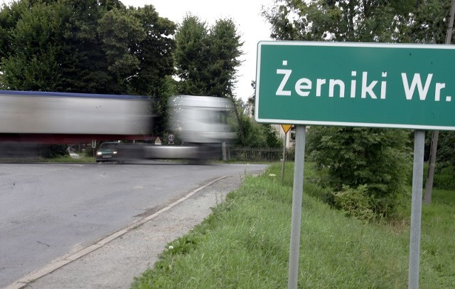 Mieszkańcy Żernik Wrocławskich nie chcą się zgodzić na rozbudowę drogi nr 395 z Wrocławia do Strzelina