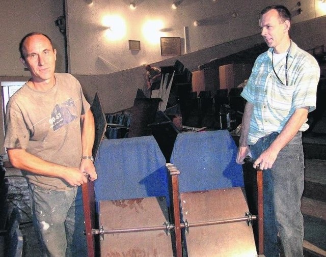 Andrzej Tromiczak i Julian Mołas sprzedają kinowe fotele