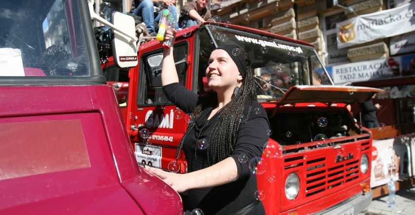 Kasia Hadała uwielbia stare samochody. Czasem występuje w...