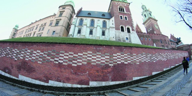 Na historycznym murze, wzdłuż którego prowadzi droga do Zamku Królewskiego, znajduje się 788 cegiełek