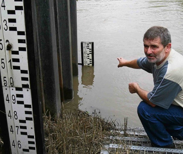 Marian Katryniok, mieszkaniec miejscowości Olza, pokazuje wysoki stan wody w Odrze