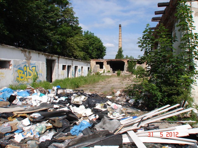 Na terenach wokół starej Cegielni znajduje się dzikie wysypisko śmieci
