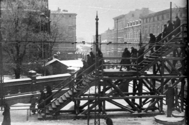 Kładka nad ul. Zgierską, łącząca dwie części getta. 17 tys. zdjęć z Łodzi udostępnił na swojej stronie instytut Yad Vashem.