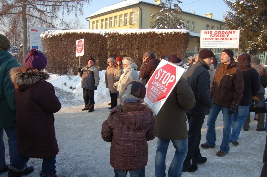 Blokada w obronie szkoły w Koszycach Małych