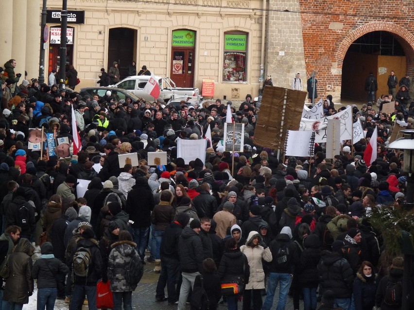 Protest przeciwko ACTA przed lubelskim ratuszem.