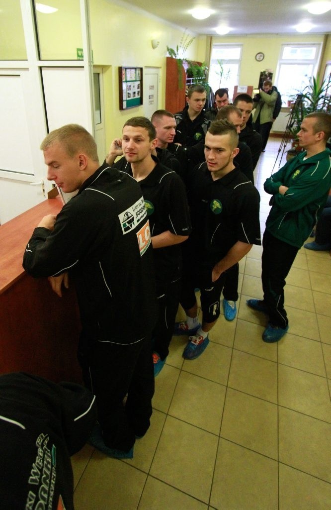 Piłkarze GKS Bogdanka pomagają choremu na białaczkę Karolowi Wlazłemu (ZDJĘCIA)