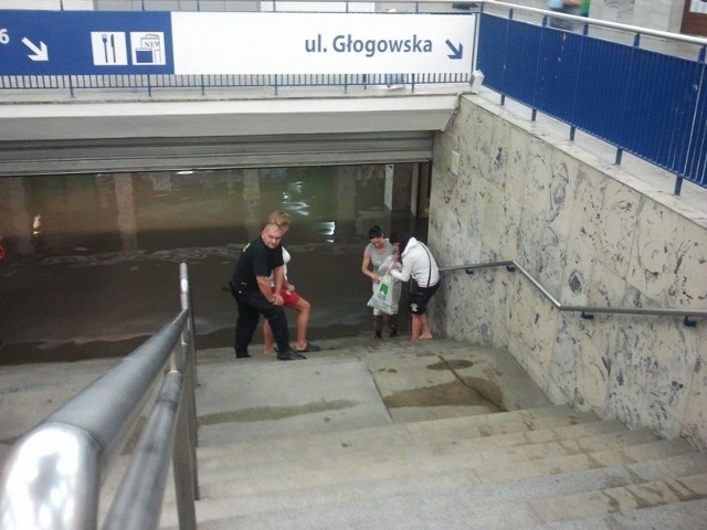 Zalane przejście podziemne pod dworcem w Poznaniu