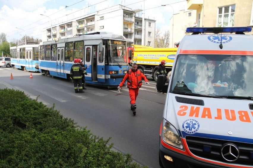 Wrocław: Tramwaj potrącił kobietę na pasach (ZDJĘCIA)