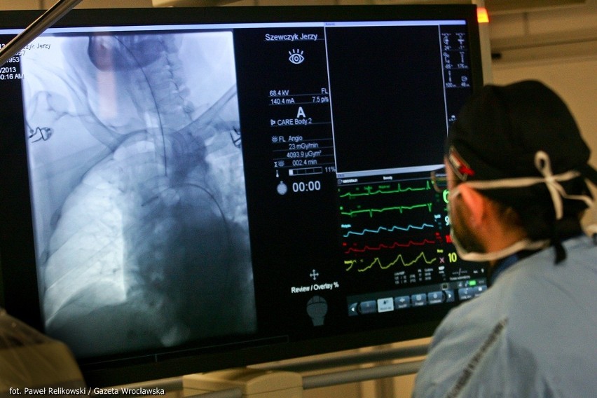 Stentgraft ratunkiem dla osób z tętniakiem aorty. Wszczepiają go we Wrocławiu (ZDJĘCIA)