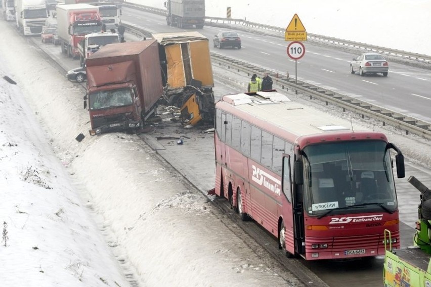 Wrocław: Po wypadku A4 przez 5 godzin była zablokowana (ZDJĘCIA)