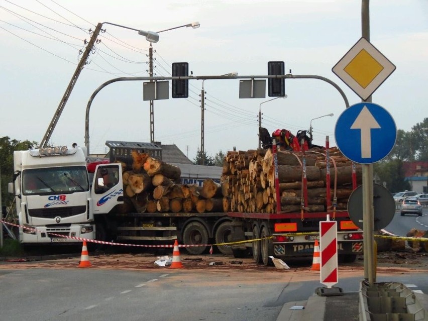 Groźne zderzenie na krajowej &quot;ósemce&quot; pod Wrocławiem (ZDJĘCIA)