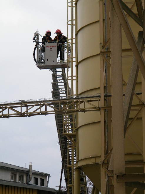 Strażacy zalali silos pianą, aby obniżyć temperaturę soi