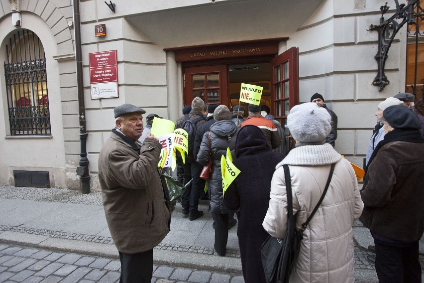 Protest przeciw podwyżkom cen śmieci (ZDJĘCIA)