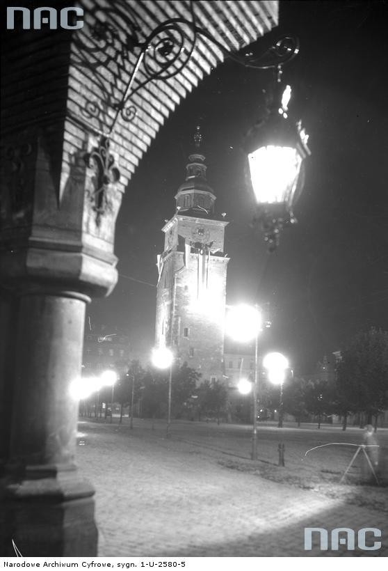 Rynek Główny. Iluminowana Wieża Ratuszowa....