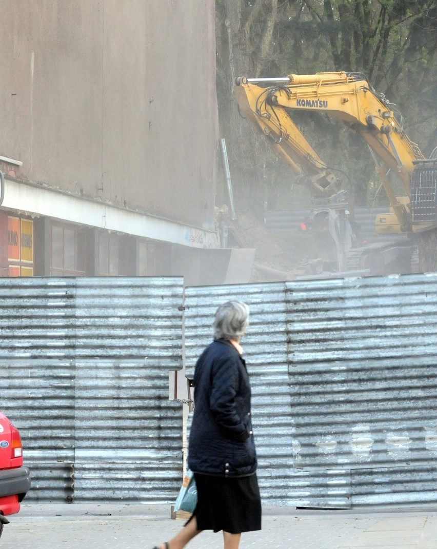 Lublin: Ruszyło wyburzanie kina Kosmos (ZOBACZ ZDJĘCIA)