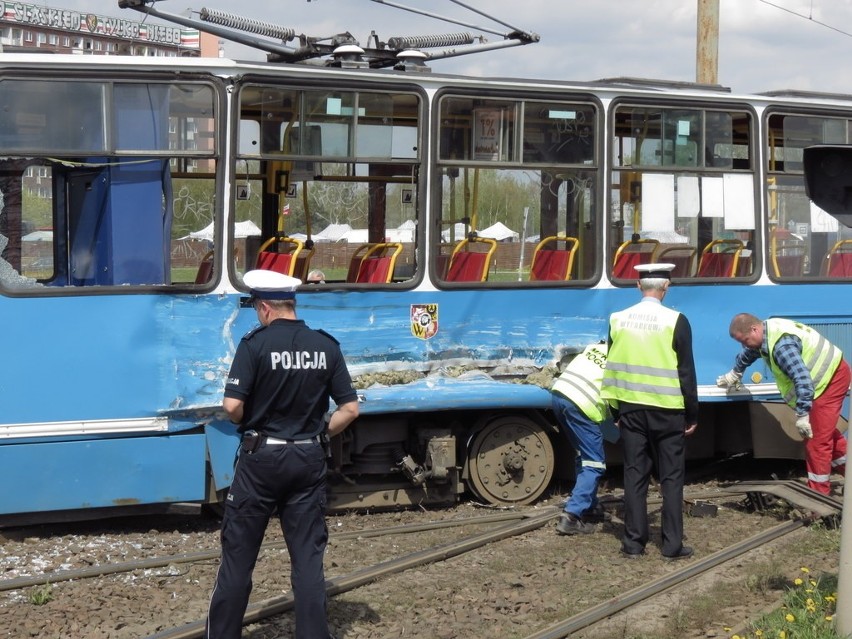 Wrocław: Zderzenie tramwajów na Żmigrodzkiej (ZDJĘCIA)