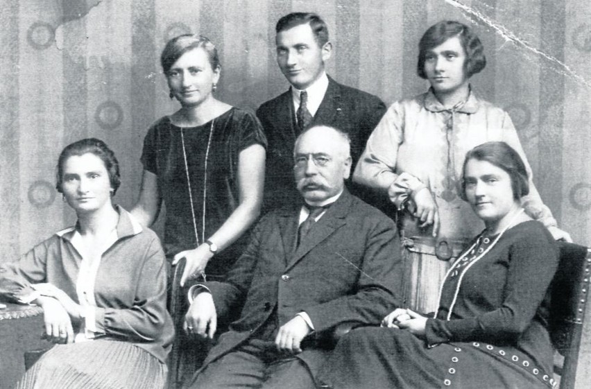 Dr Franciszek Panek z córkami i zięciem (siedzą od lewej -...