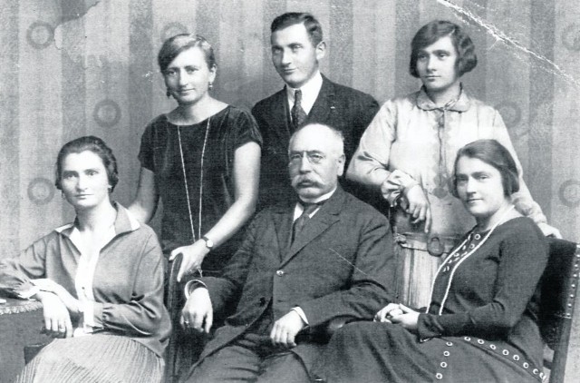 Dr Franciszek Panek z córkami i zięciem (siedzą od lewej - Stanisława, dr Franciszek Panek, Kazimiera, stoją od lewej Anna i Wacław Katarzyńscy oraz Maria)