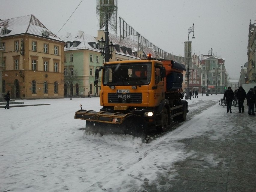 Zima we Wrocławiu: ciężkie pługi w Rynku. Wciąż będzie padać, czeka nas gołoledź (ZDJĘCIA)