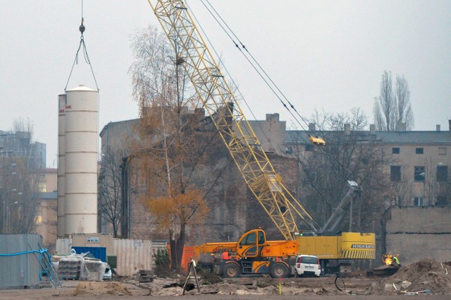 Na Fabrycznym powstaje wykop pod budowę podziemnego dworca