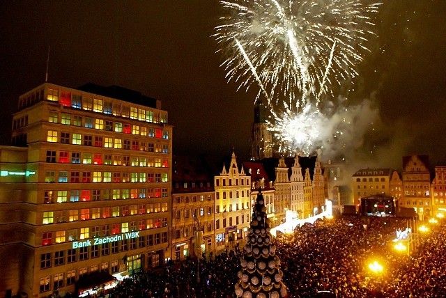 08.01.2012 WrocławW całej Polsce WOŚP zbierał na urządzenia do ratowania wcześniaków i pompy insulinowe dla ciężarnych kobiet do godz. 21.15 w niedzielę zebrała 23 mln złotych. Imprezę na wrocławskim rynku o godz. 20 zakończyło "Światełko do nieba": pokaz sztucznych ogni.