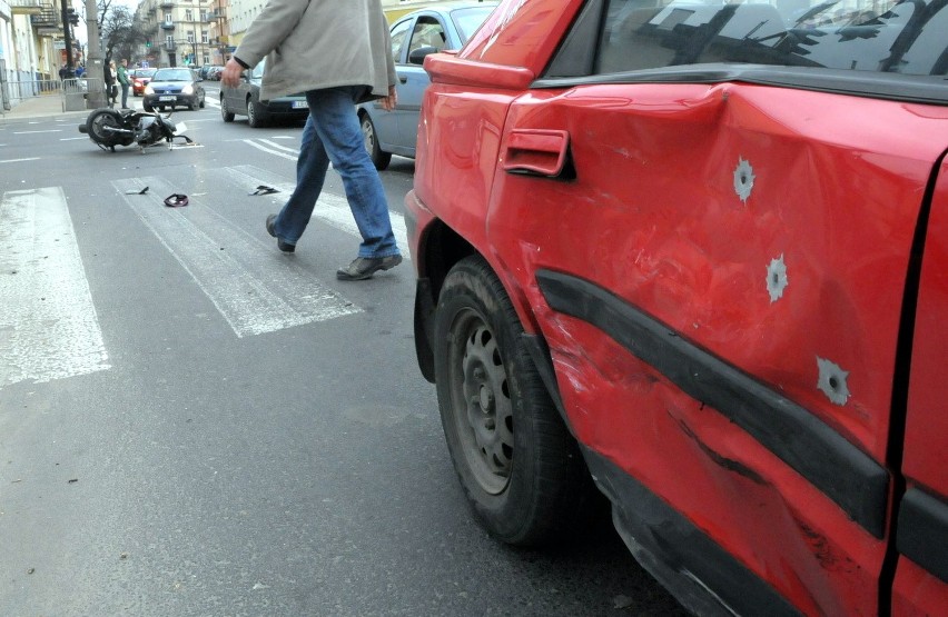 Wypadek na ul. Lipowej: Skuter zderzył się z mazdą (ZDJĘCIA)