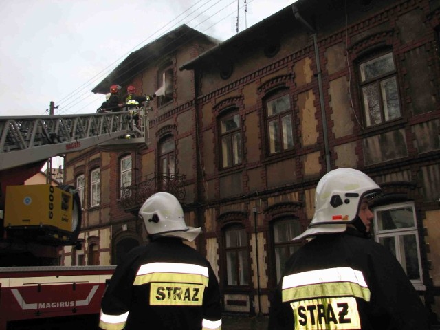 Strażacy musieli się dostać do mieszkania na poddaszu przy pomocy specjalnej drabiny