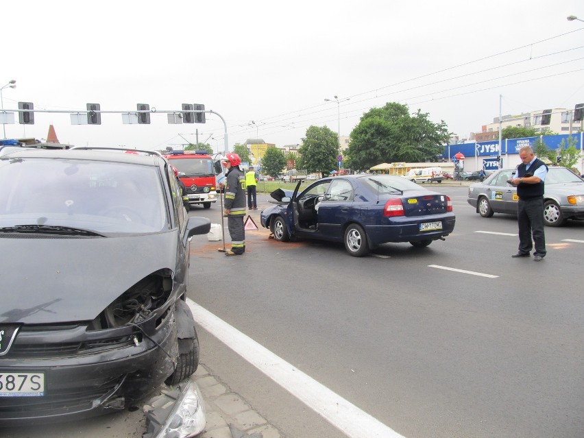 Wrocław: Wypadek na skrzyżowaniu Legnickiej i Nabycińskiej (ZDJĘCIA)