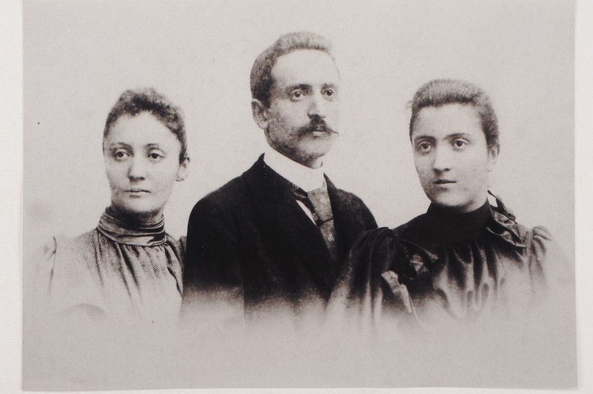 Bernard Meyerson z córkami. Franciszka z lewej