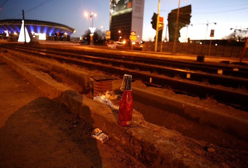 Katowice, Aleja Korfantego, ok. godz. 7.45. Tramwajowe tory...